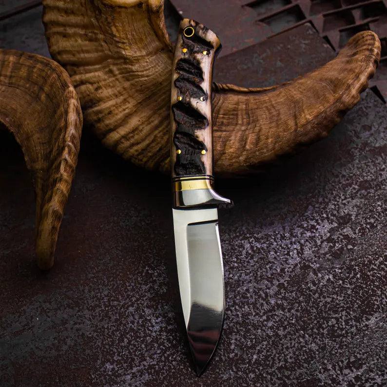 Handmade Hunting Knife: Ram Horn Handle, Full Tang Blade, with pure Leather Sheath